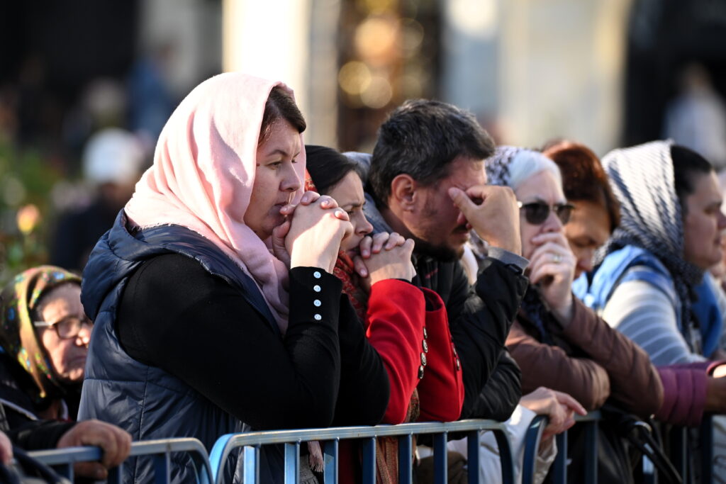 Aproape 55.000 de pelerini au trecut pe la racla cu moaştele Sfintei Cuvioase Parascheva