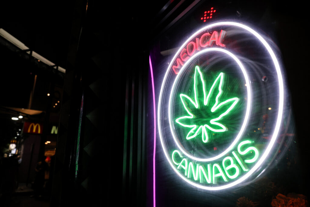 Semnal de alarmă tras de medici asupra prescripțiilor medicale „excesive” de marijuana