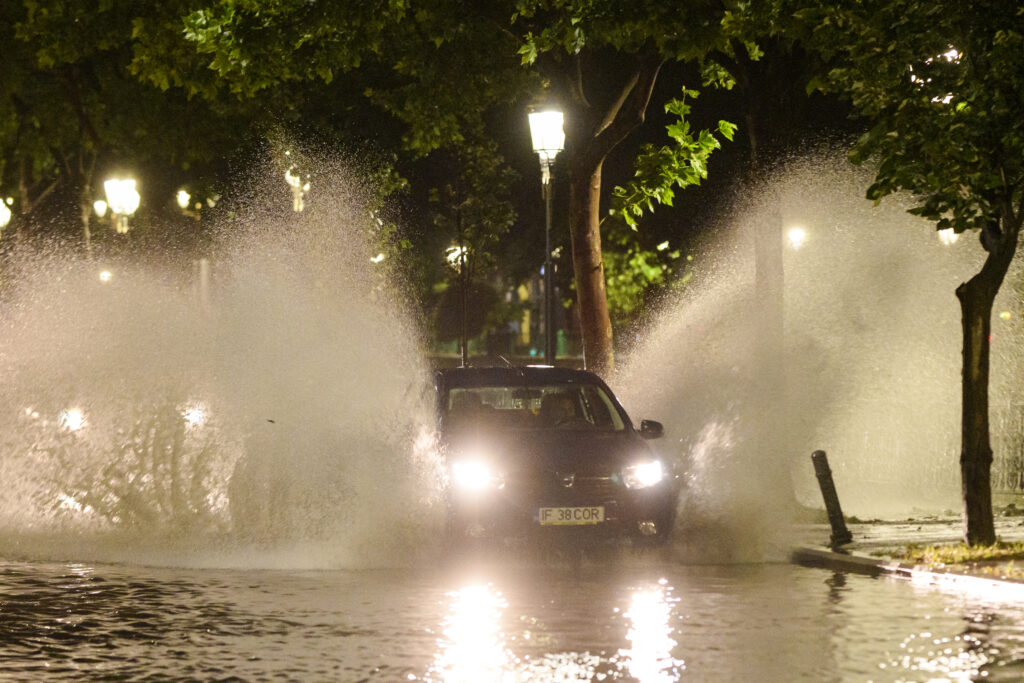 METEO. S-a emis Cod Roșu pentru București și încă 5 județe. „Ciclonul” lovește Capitala la noapte și mâine