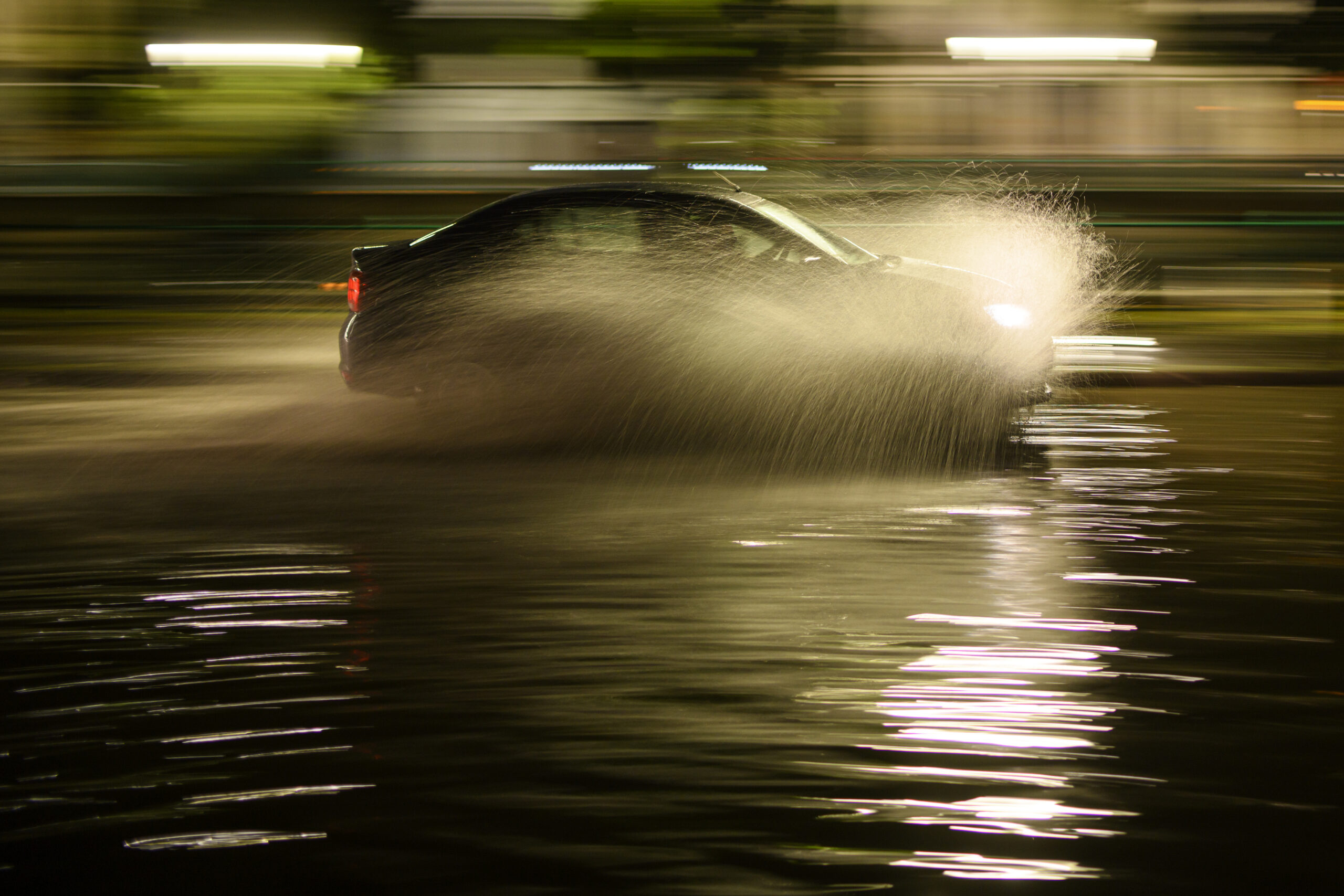 Case inundate și copaci căzuți în București, Ilfov și Giurgiu / Mașini luate de apă în Constanța