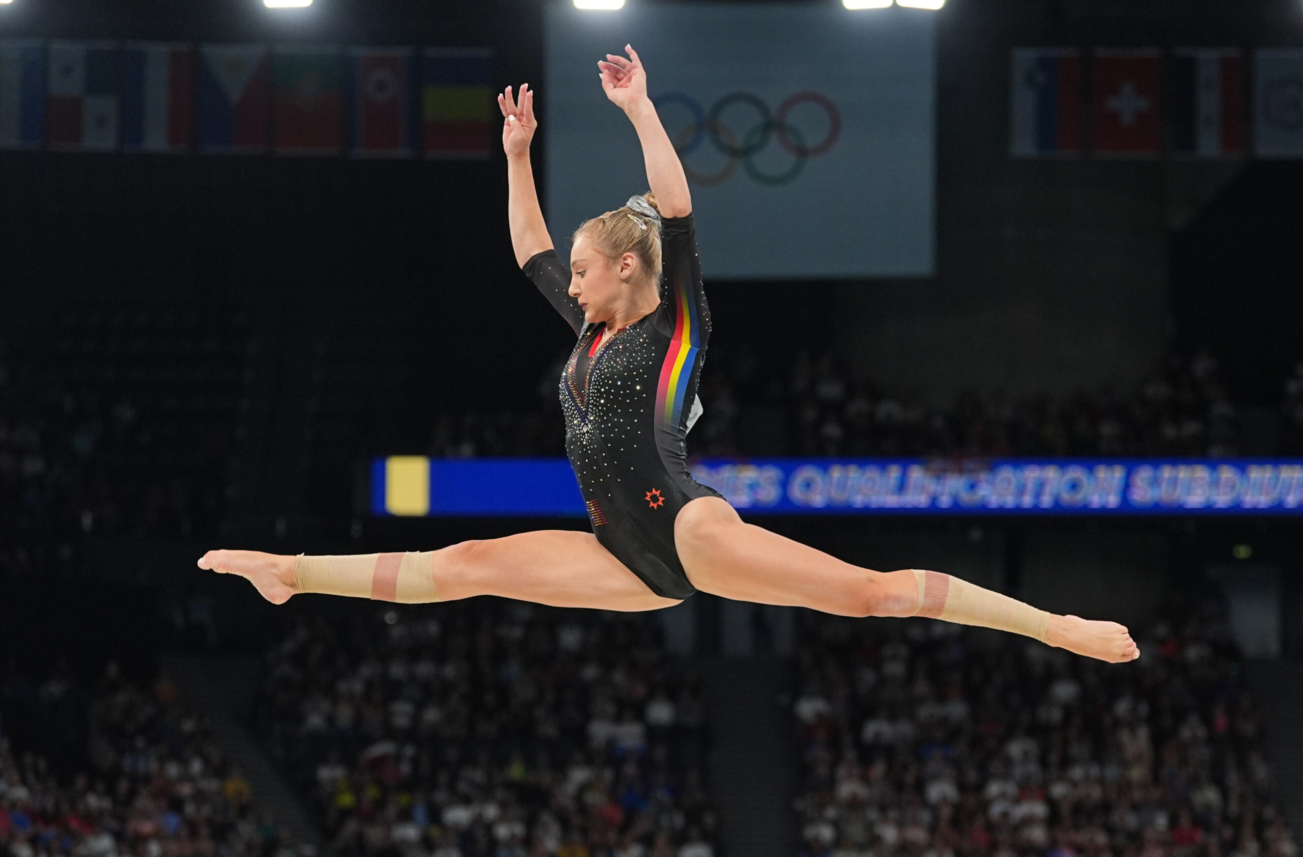 Sabrina Voinea conduce la bârnă la Mondialele de Gimnastică