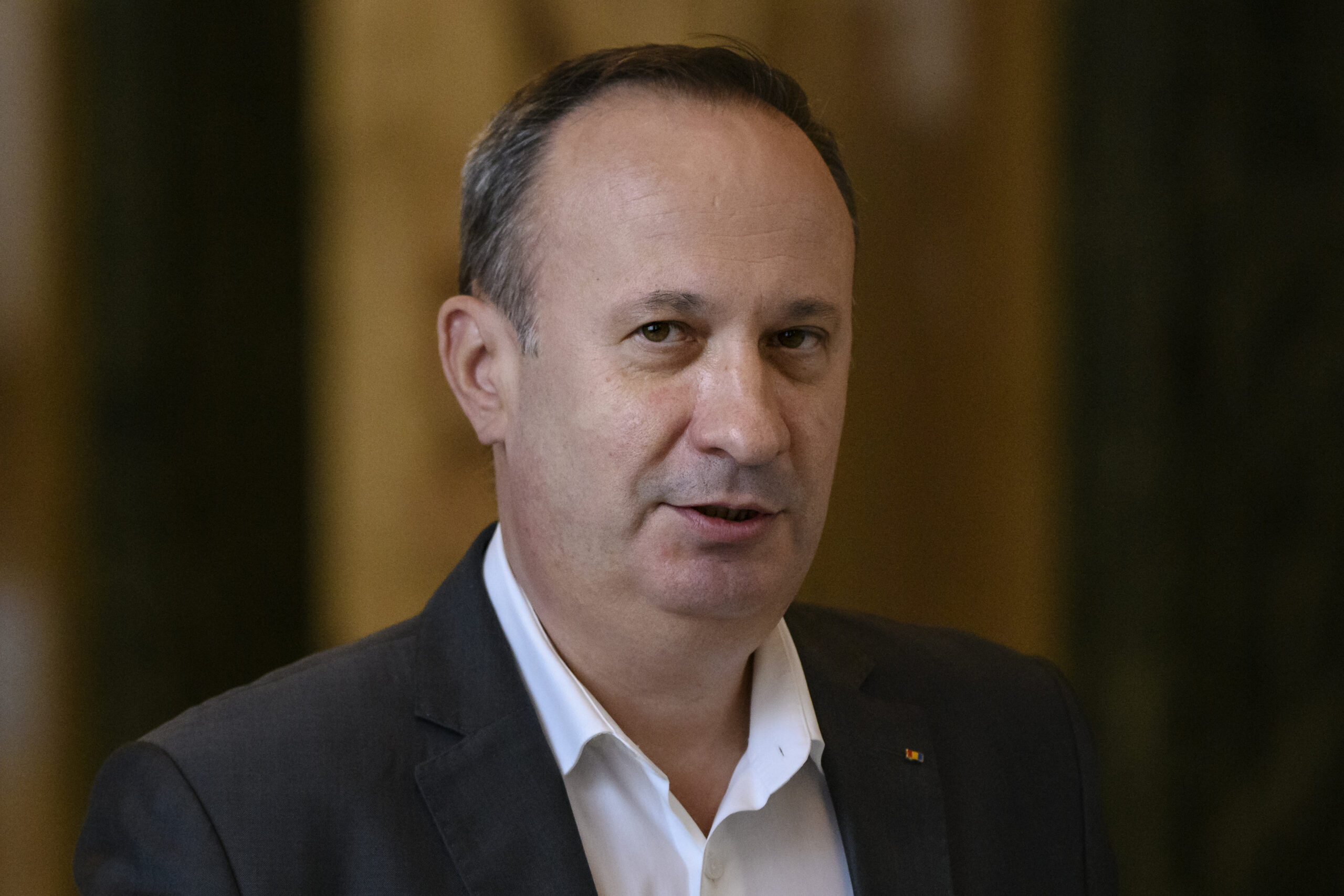Controversa achiziției de autoutilitare de către Cancelaria prim-ministrului