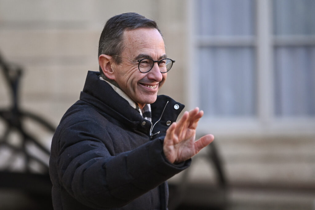 Următorul prim-ministru francez nu trebuie să fie unul dintre aliații lui Macron, spune un lider al coaliției