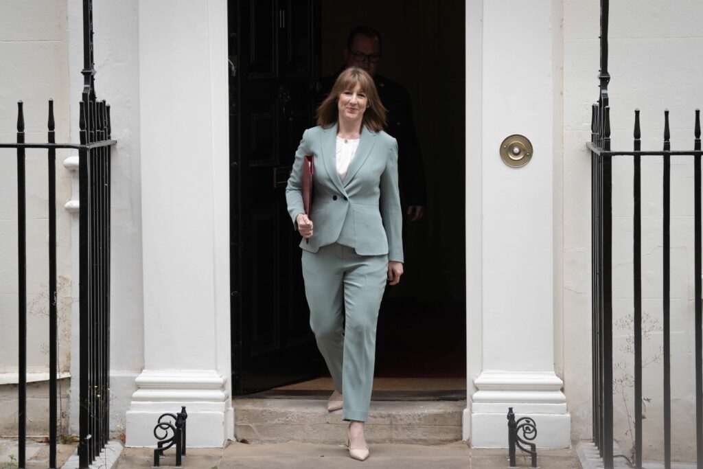 Ministra de Finanțe Rachel Reeves anunță planuri de creșteri de taxe și reducere de cheltuieli