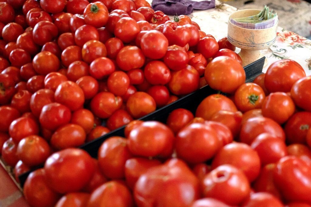 România, invadată de fructe și legume cu probleme din afara UE: peste 800 de camioane pe lună vin din Asia, multe cu nereguli fis­cale. Ce a descoperit Autoritatea Vamală Româ­nă