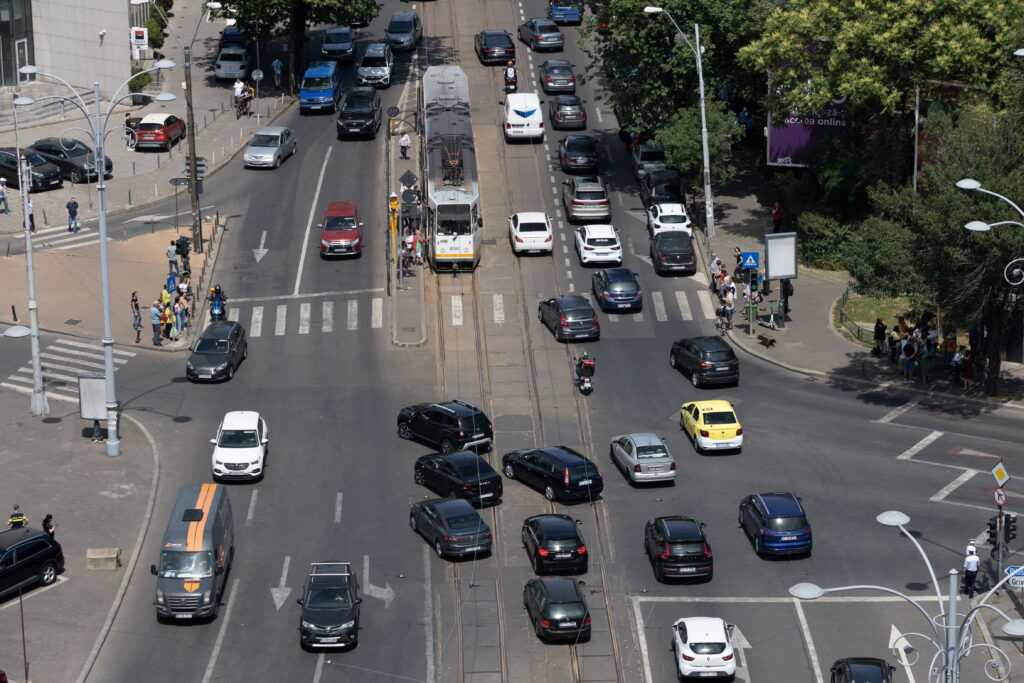 Primăria Capitalei vrea să interzică circulația mașinilor de aprovizionare, curierat și salubrizare între anumite ore: „traficul din orele de vârf s-ar reduce cu peste 150.000 de vehicule”