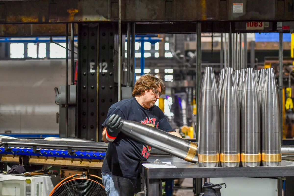 Cine are prioritate la armele americane?