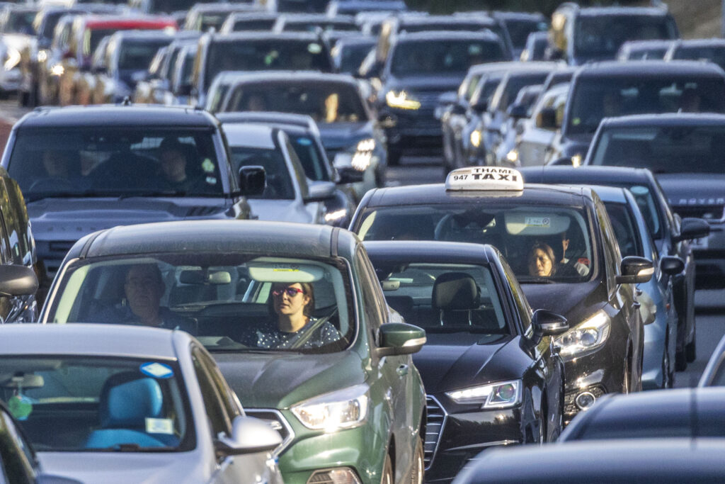 Ceața pe șosele și aglomerație la intrările în București și în alte mari orașe. Recomandările autorităților