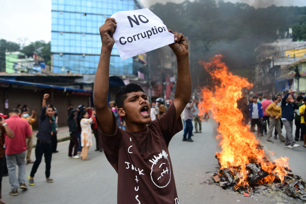 Furia Generației Z împotriva elitelor politice se răspândește în întreaga lume. Din Maroc până în Nepal și Indonezia, tinerii ies în stradă pentru a protesta împotriva inegalităților