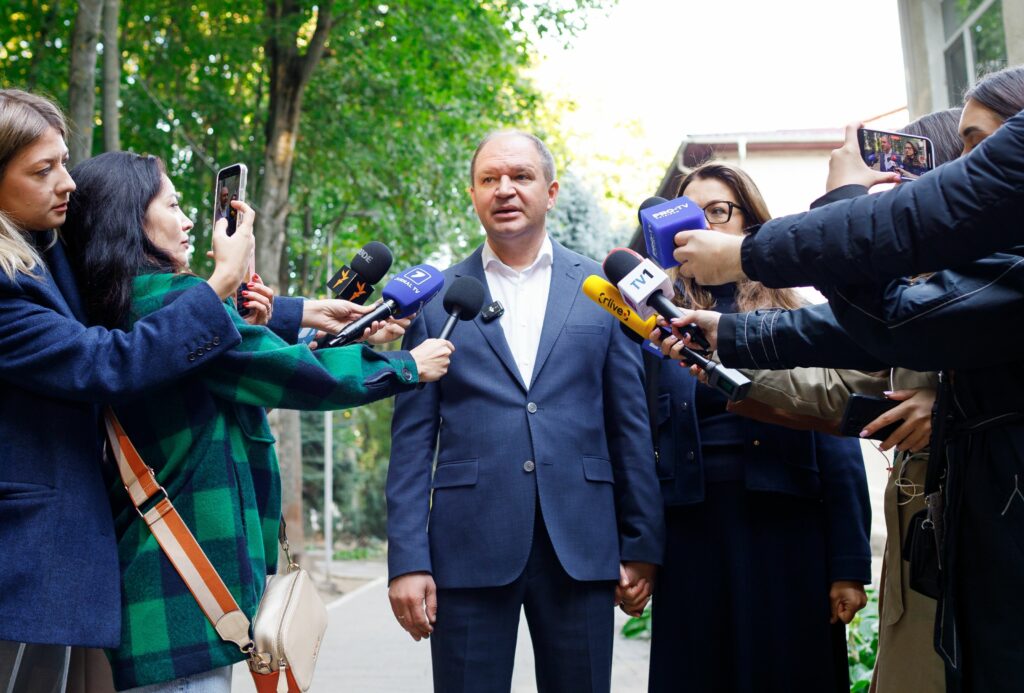 Primarul Chișinăului vrea daune de 1 leu de la ministrul de externe al României