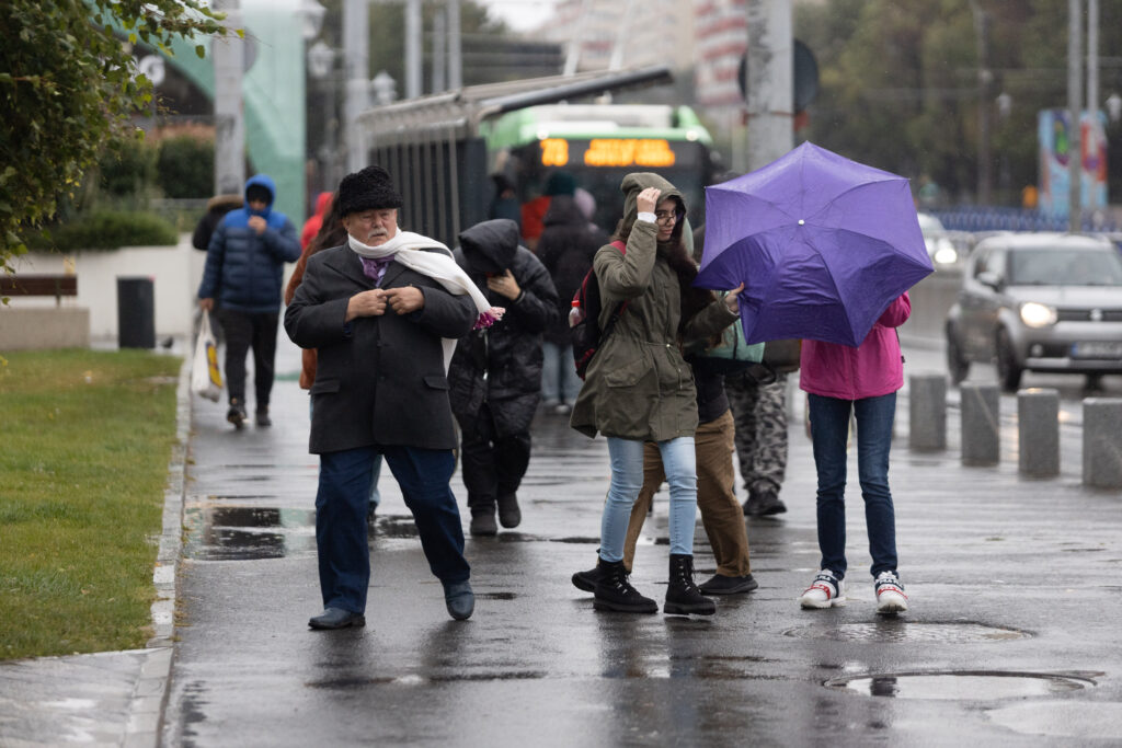 Vreme severă la Bucureşti: Cod portocaliu de ploi şi vânt puternic