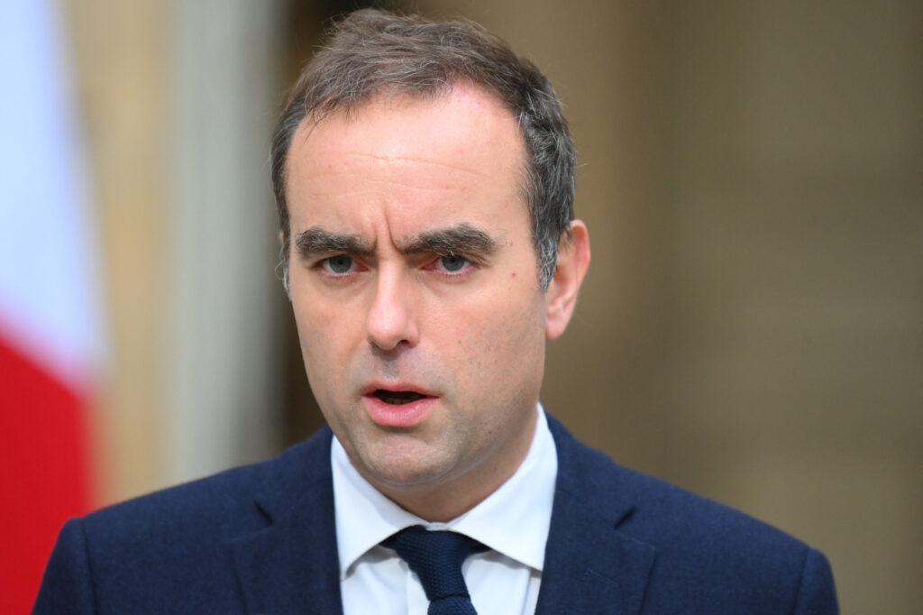 Premierul francez anunţă suspendarea reformei pensiilor până în 2027
