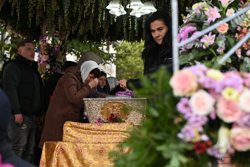 Coadă kilometrică la Iași: Peste 81.000 de pelerini au vizitat racla cu moaștele Sfintei Cuvioase Parascheva