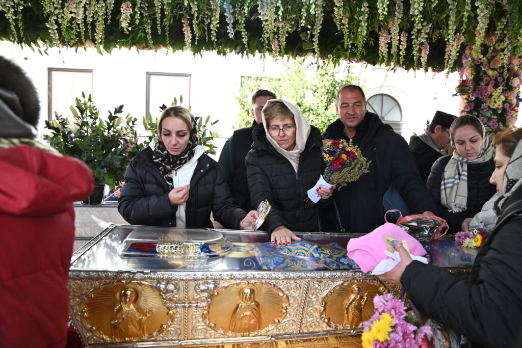 Mare sărbătoare ortodoxă: Sfânta Parascheva, ocrotitoarea Moldovei, sărbătorită pe 14 octombrie. Tradiţii şi obiceiuri