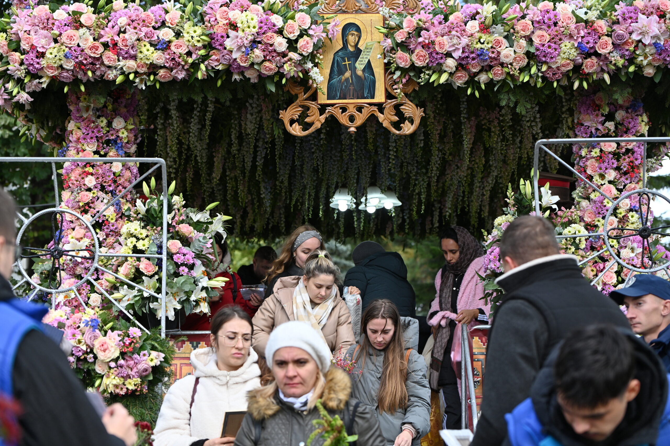 Aproape 110.000 de pelerini au trecut pe la racla cu moaştele Sfintei Cuvioase Parascheva