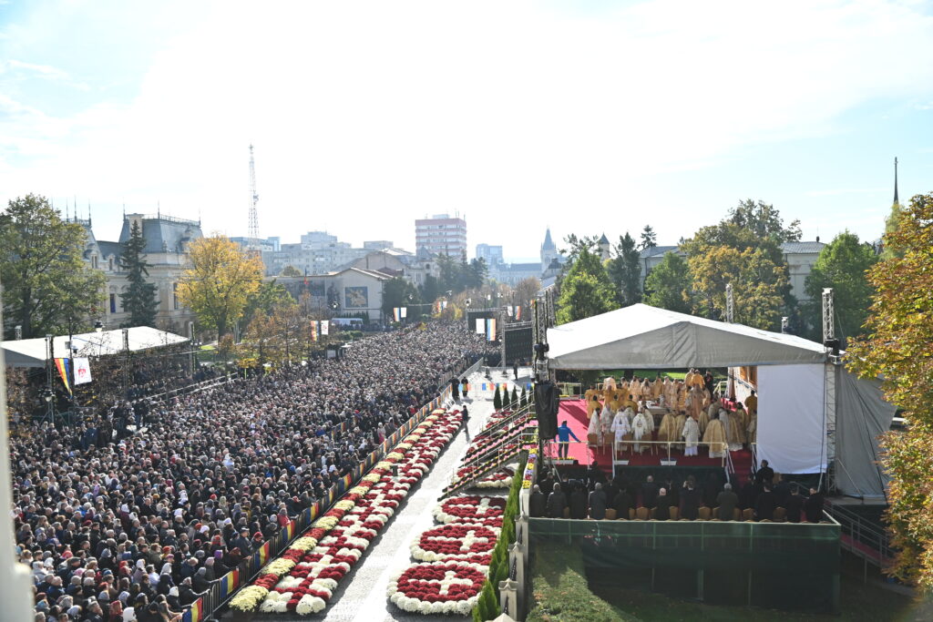 Zeci de mii de credincioși au participat la Sfânta Liturghie de Hramul Sfintei Parascheva la Iași