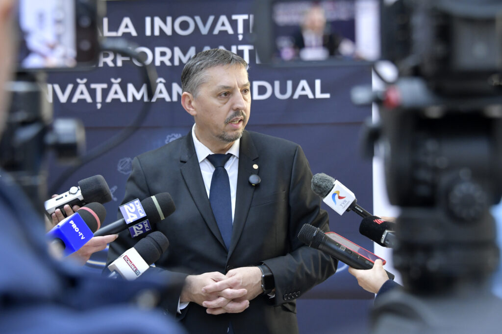 Daniel David anunță că va reintroduce bursele olimpice „pe termen foarte scurt, din prima parte a anului viitor”