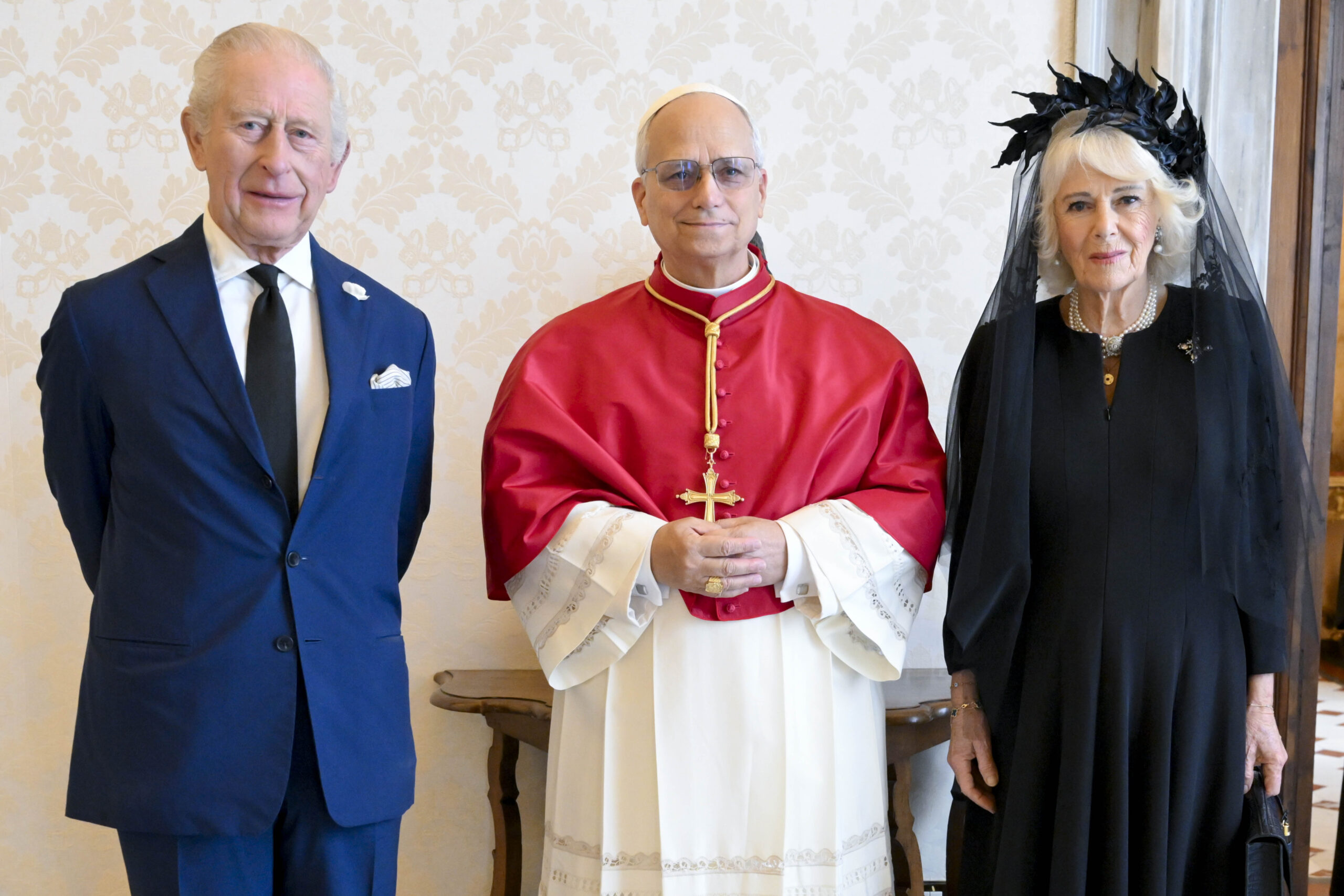 Moment istoric la Vatican: Familia regală britanică se roagă alături Papa