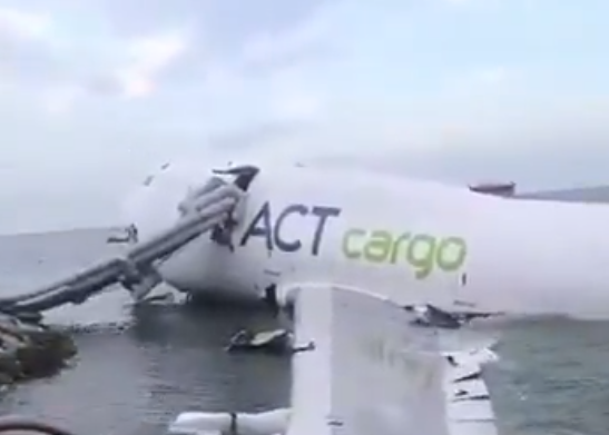 Accident grav pe aeroportul din Hong Kong: Un avion cargo a ieșit de pe pistă la aterizare. Doi morți din echipajul de la sol
