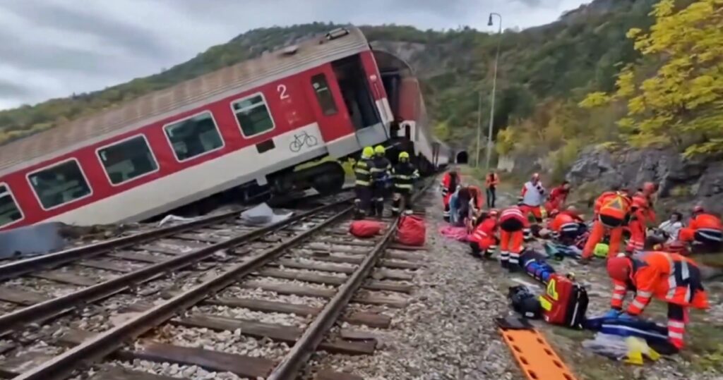 Două trenuri s-au ciocnit în Cehia. Echipele de intervenție vorbesc despre zeci de victime