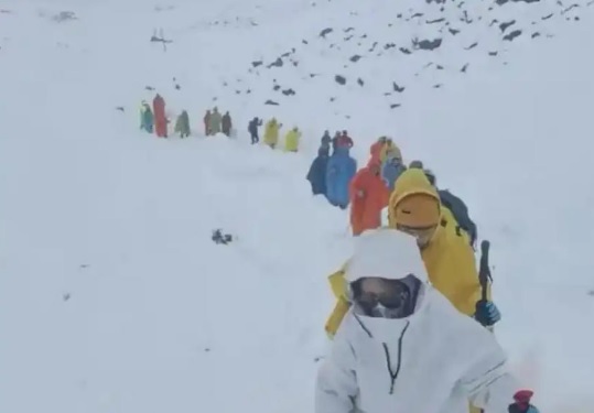 Furtună de zăpadă pe Everest: Operațiune amplă de salvare a sute de alpiniști blocați în taberele turistice