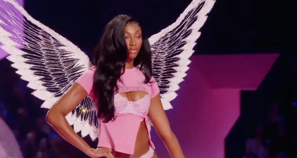 Angel Reese devine prima sportivă profesionistă care defilează în cadrul Victoria’s Secret Fashion Show