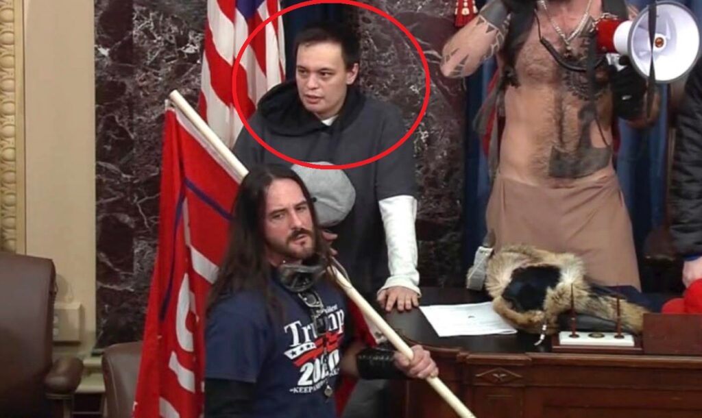 Un bărbat grațiat după ce a atacat Capitoliul a fost arestat pentru că a amenințat un parlamentar