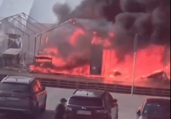 Serbia: Împușcături și incendiu într-o tabără din Belgrad care găzduia susținători ai președintelui