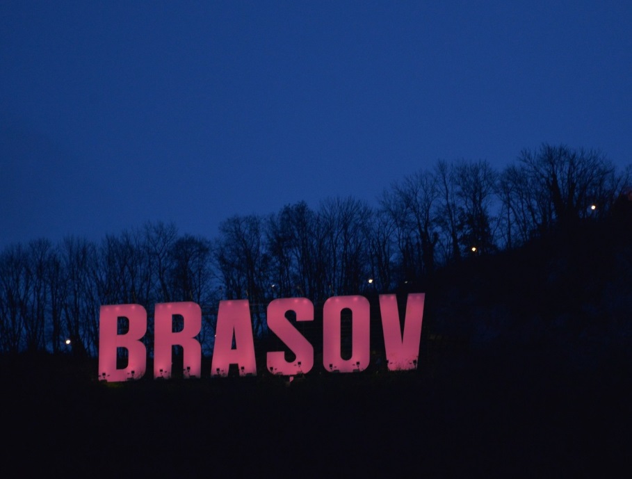 Literele de pe Tâmpa și Primăria Brașov, iluminate în roz de Ziua luptei împotriva cancerului de sân