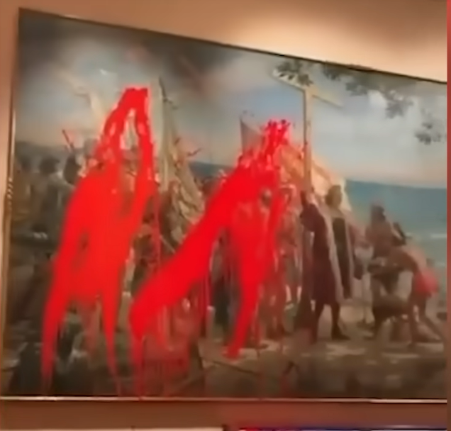 Două activiste au aruncat vopsea roșie pe un tablou al lui Columb la un muzeu din Madrid