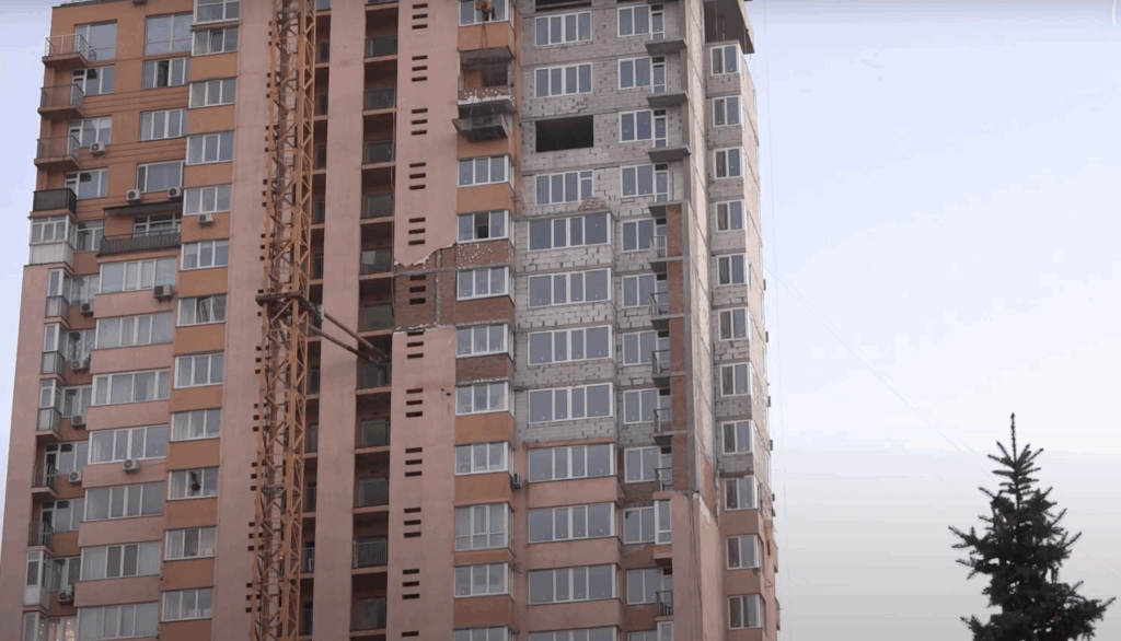 Un bloc rezidențial din Kiev lovit de o rachetă rusă la începutul războiului a fost complet restaurat