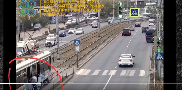 Un bărbat din Rusia cade sub un tramvai aflat în mișcare și scapă nevătămat / Totul a fost surprins de camerele de supraveghere