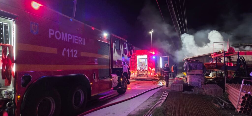 Incendiu la două hale în comuna Dumbrăveni, județul Suceava. Suprafața afectată, aproximativ 2000 mp