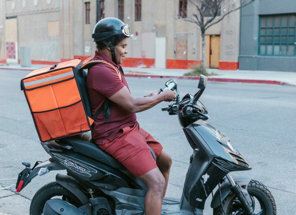 Incident în Capitală: Un bărbat i-a furat scuterul și banii unui livrator etiopian