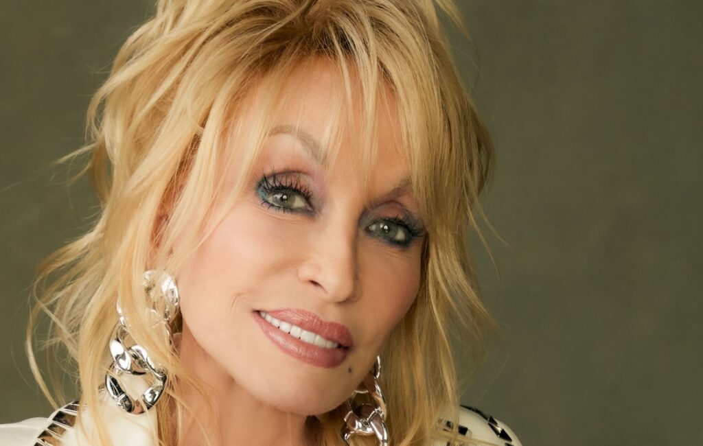 Mesaj cutremurător al sorei celebrei cântărețe: Rugați-vă pentru Dolly Parton. Dumnezeu să te ocrotească, surioara mea
