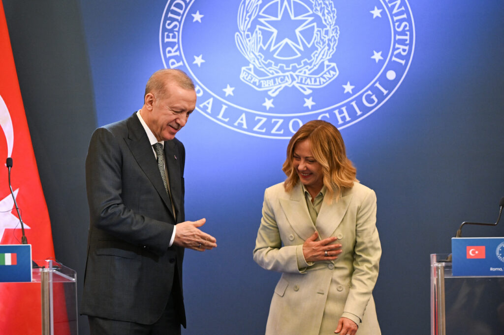 Summitul privind Fâșia Gaza din Egipt are o nouă misiune: s-o convingă pe Giorgia Meloni să se lase de fumat / „Nu vreau să omor pe cineva”, a spus Meloni