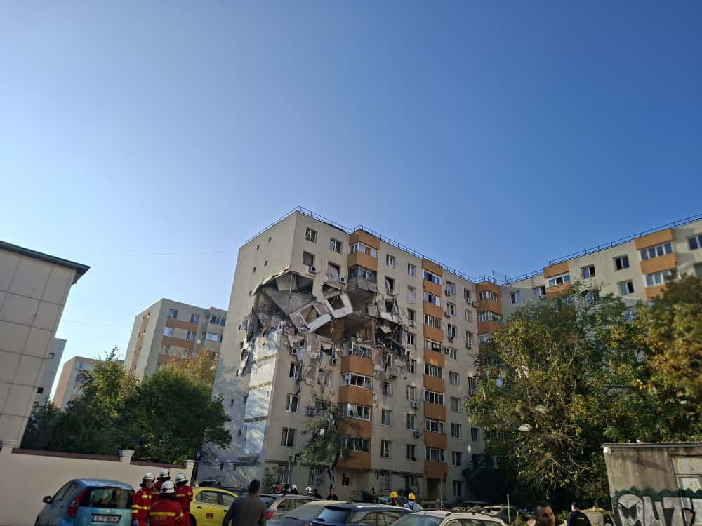 Explozie puternică într-un bloc din Sectorul 5 al Capitalei. A fost activat planul roșu de intervenție