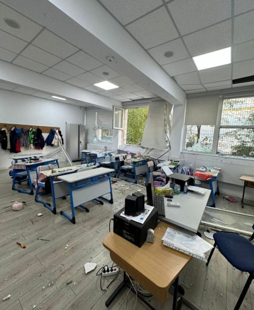 Un liceu din proximitatea exploziei din Capitală a fost puternic afectat. Imagini din sălile de clasă. 10 copii, răniți