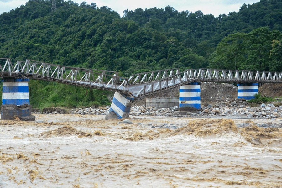 Operaţiune de căutare-salvare într-o regiune a Indiei. Zeci de oameni au murit