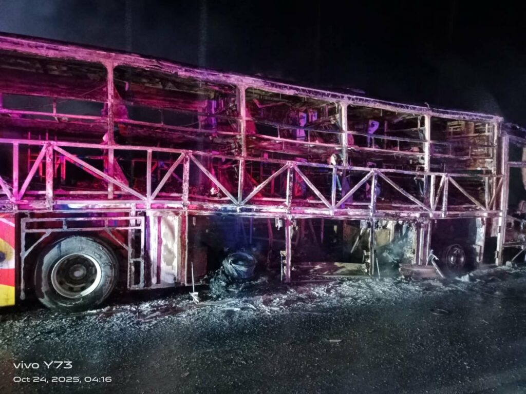 Cel puțin 20 de morți într-un incendiu devastator în India, după coliziunea dintre un autobuz și o motocicletă