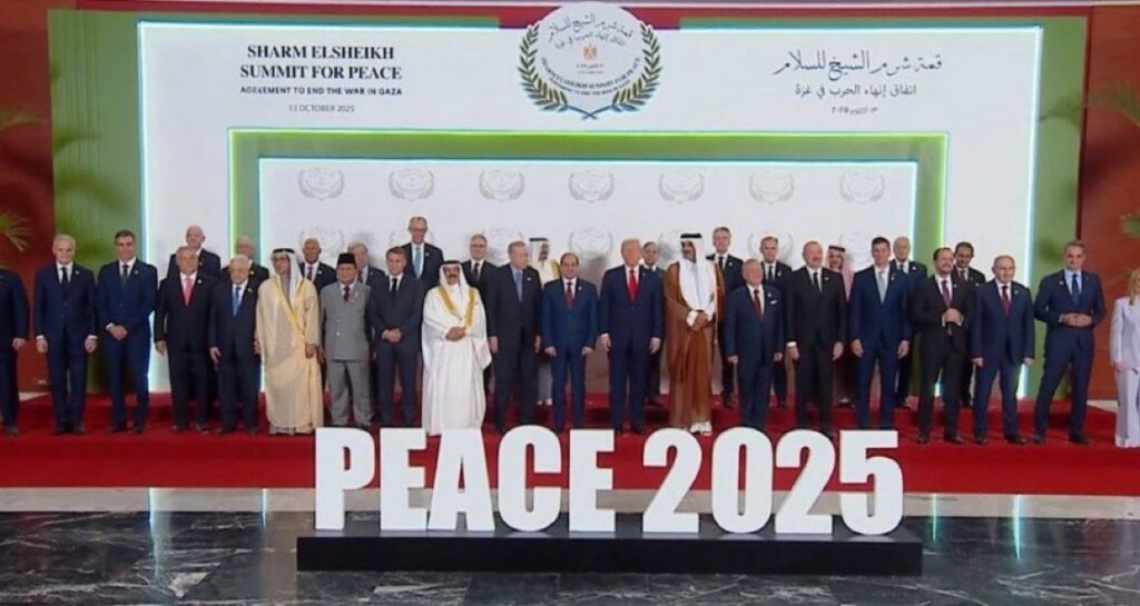 Fotografie de grup la Sharm el-Sheikh: Trump, înconjurat de lideri mondiali şi de preşedintele FIFA
