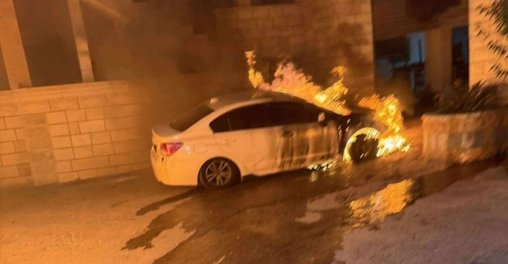 Colonişti israelieni au incendiat mai multe vehicule palestiniene lângă Ramallah