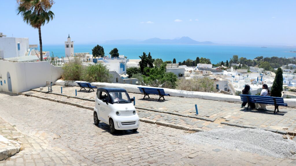 Mașina compactă alimentată cu energie solară care conduce revoluția vehiculelor electrice din Tunisia