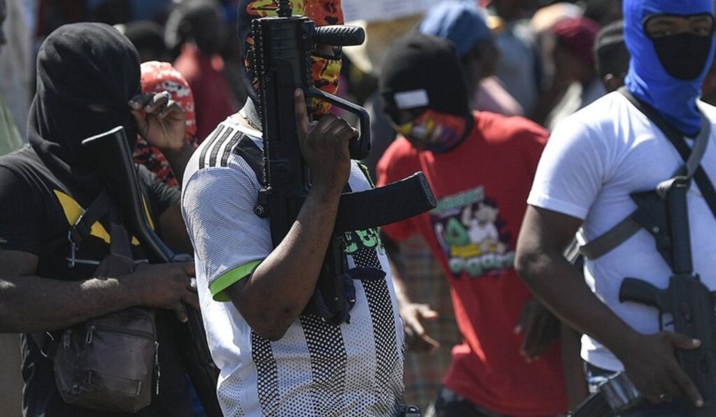 Violențe și ciocniri cu poliția ale grupărilor criminale în Port-au-Prince, în timp ce guvernul haitian se reunește