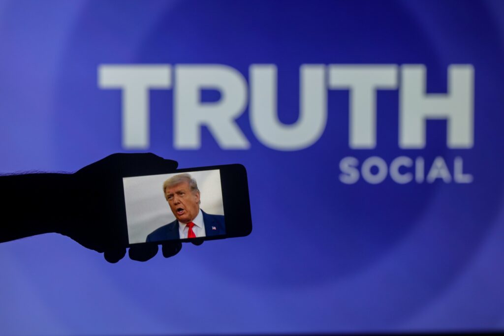 Trump inundă rețelele sociale cu imagini și videoclipuri generate de AI pentru a ataca rivalii