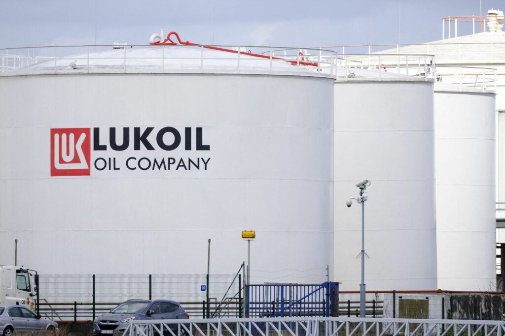 Bulgaria oprește temporar exporturile de combustibil către UE din cauza sancțiunilor impuse Lukoil