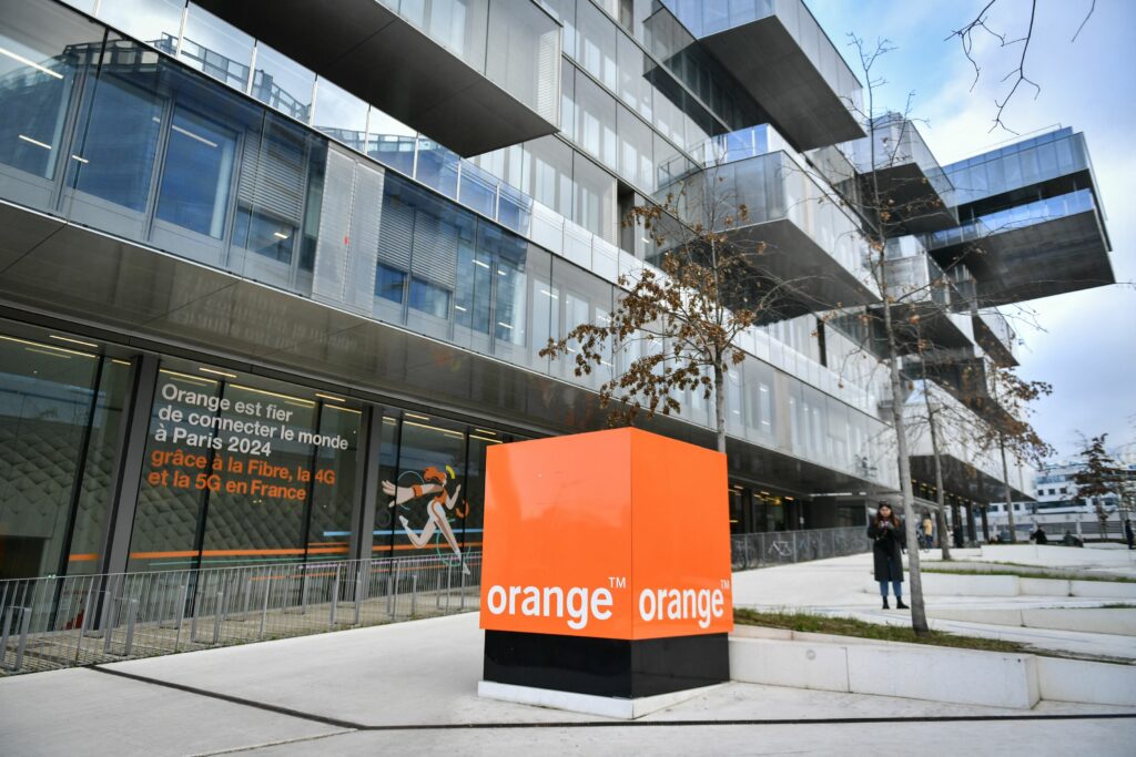 Explozie la sediul Orange din Paris. Mai mulți angajați răniți grav, 80.000 de utilizatori afectați