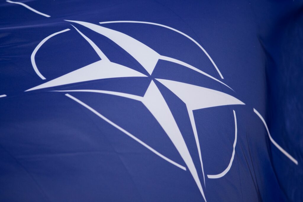 „Nu suntem în război, dar nu mai trăim în pace”: comandant NATO avertizează că Rusia urmărește Europa atent și exploatează fiecare fisură în scutul său