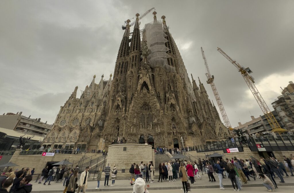 Sagrada Familia din Barcelona devine cea mai înaltă biserică din lume