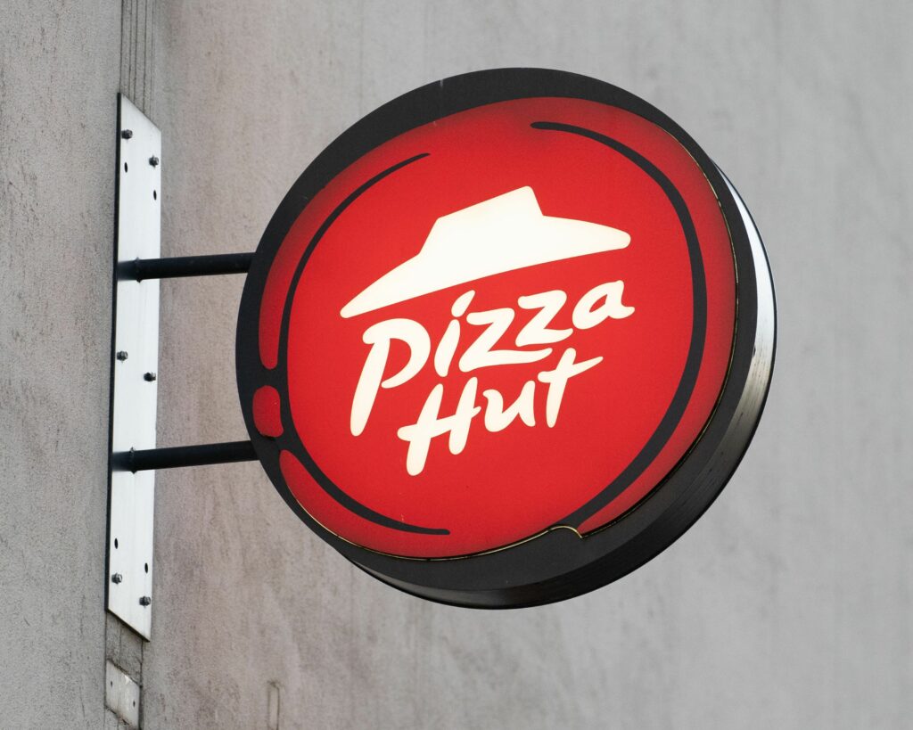 Lanțul de restaurante Pizza Hut detronat de Domino’s Pizza? Ar putea fi scos la vânzare din cauza vânzărilor slabe din ultimii ani